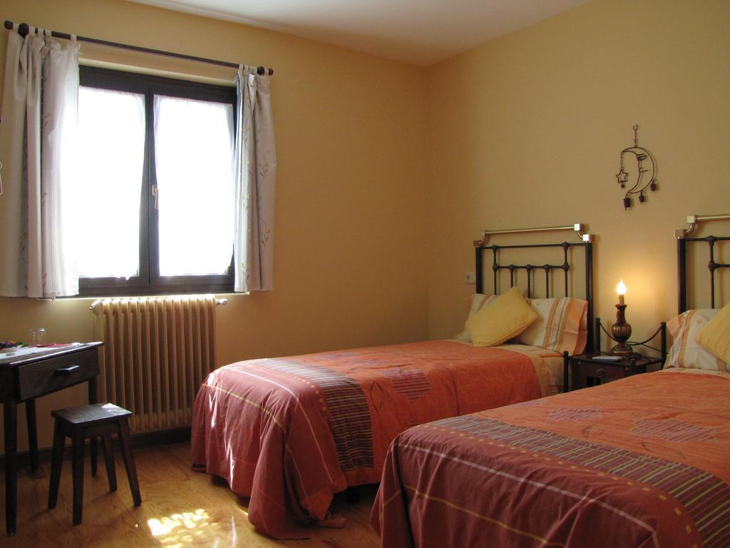 Hostal Rural Huartearena Iza Bagian luar foto