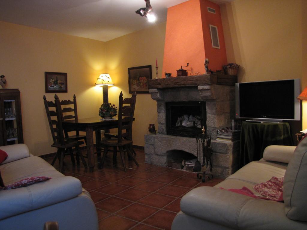 Hostal Rural Huartearena Iza Bagian luar foto