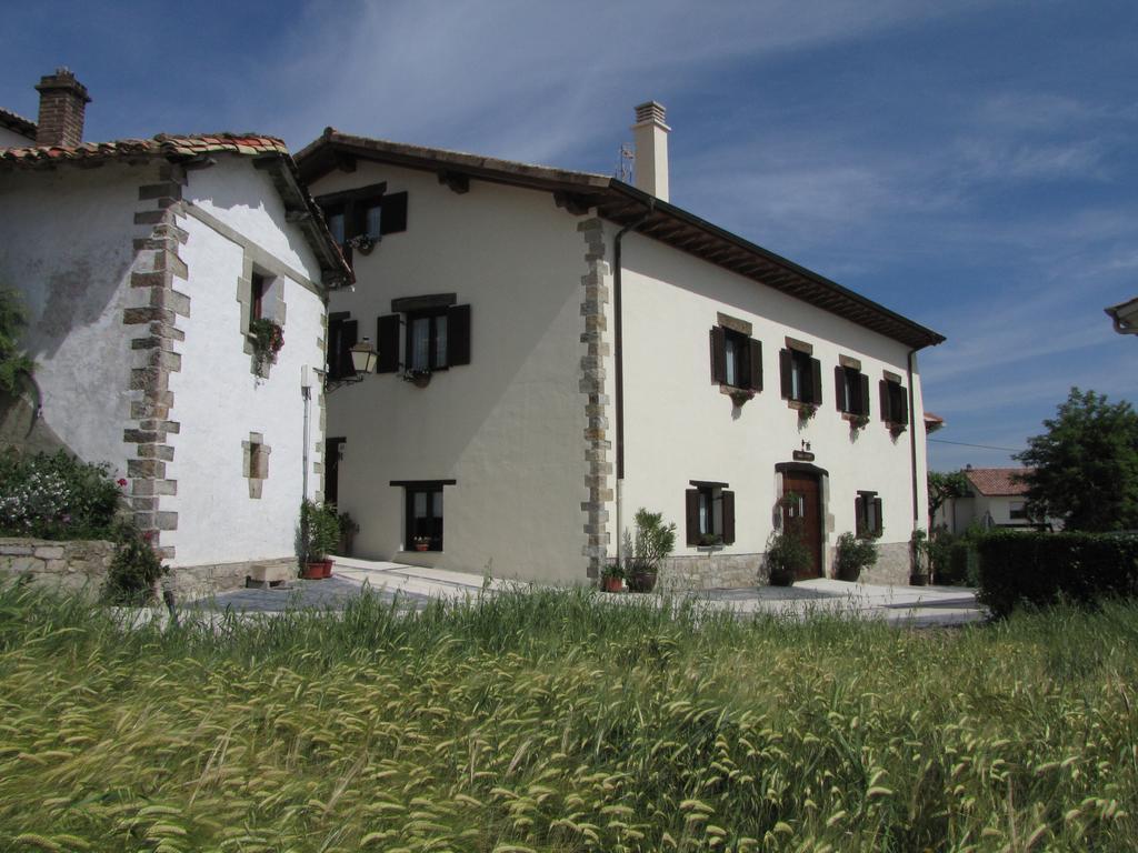 Hostal Rural Huartearena Iza Bagian luar foto