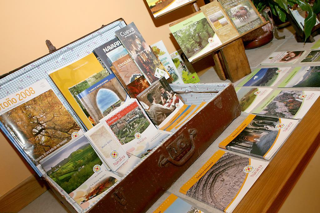 Hostal Rural Huartearena Iza Bagian luar foto